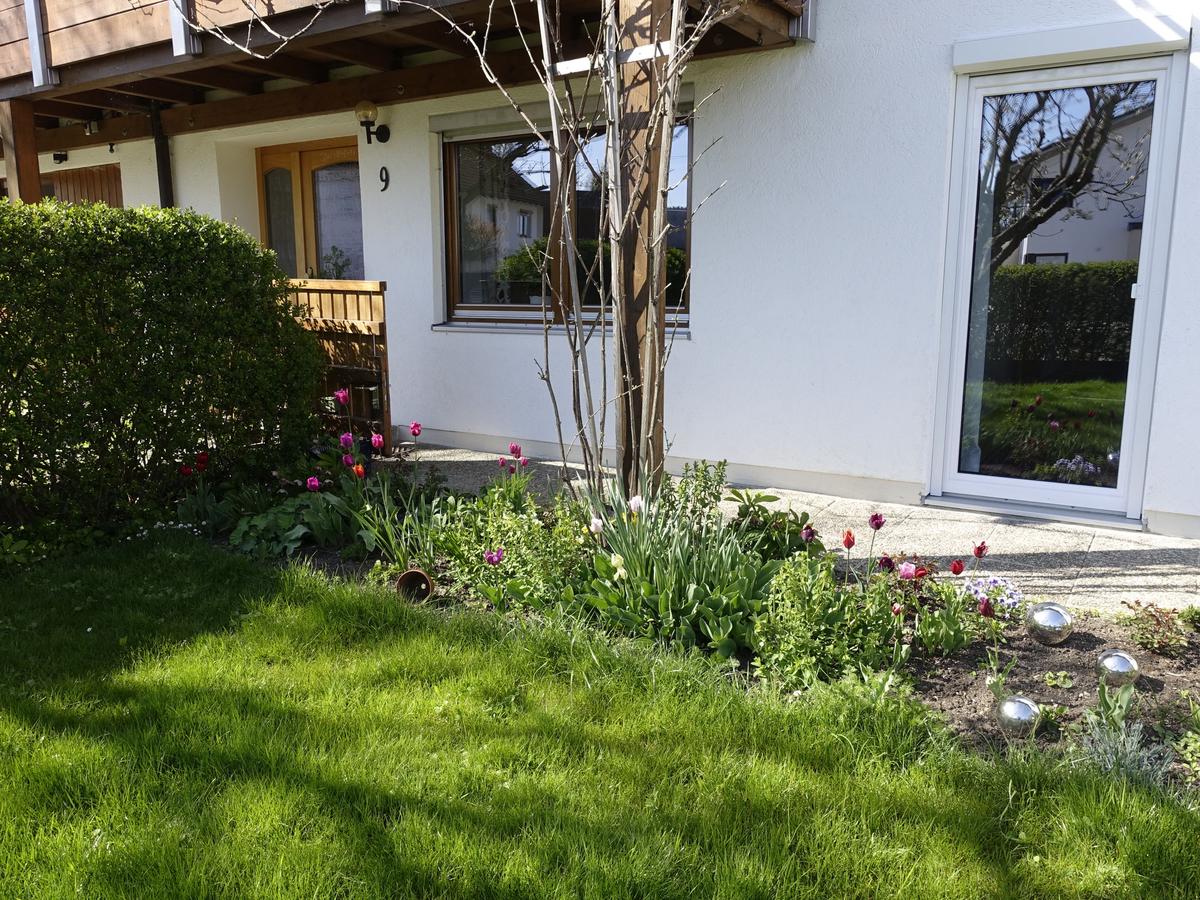 Garteneingang der Ferienwohnung mit Blumen